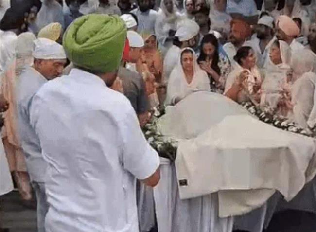 RENOWNED COMEDY KING JASWINDER BHALLA CREMATED, SON LIT THE FIRE AMIDST FRIENDS, RELATIVES AND ARTISTS