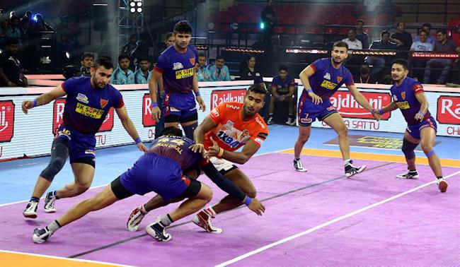 CLINICAL DABANG DELHI WIN WITH EASE AGAINST GUJARAT GIANTS