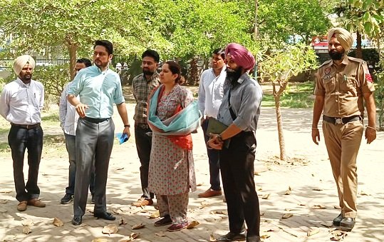  DC REVIEWS CLEANLINESS ARRANGEMENTS IN NEHRU PARK