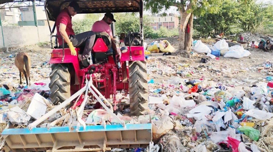 “APNA ABOHAR, APNI ABHA” TEAM REMOVES GARBAGE FROM OUTSIDE PARK, SCHOOLS