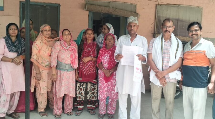  बिजली आपूर्ति बंद रहने से परेशान लोगों ने बिजली दफतर में दिया धरना