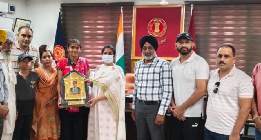 DC HONOURS HOCKEY PLAYER RASHMEEN KAUR HANDA FOR ASIA CUP FEAT