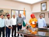 श्री महावीर मन्दिर मुनि सभा ने गुलाब चंद कटारिया को श्री 108 मुनि गौरवानन्द गिरि जी महाराज की 39वीं पुण्य बरसी समारोह का निमंत्रण दिया