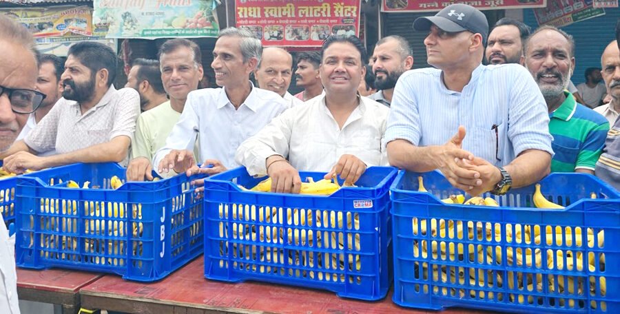 COMPLETE BANDH IN ABOHAR, BJP ACTIVISTS SERVE SAFAI SEWAKS WITH FRUITS
