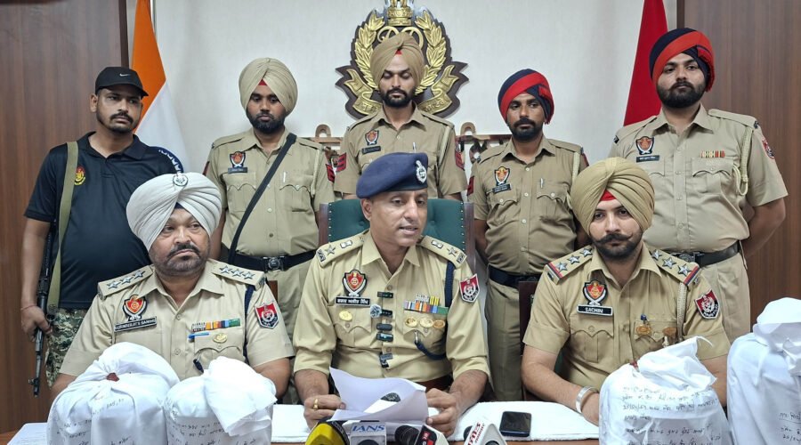 JALALABAD POLICE ARREST 6 ACCUSED WITH ILLEGAL WEAPONS AND DRUG MONEY