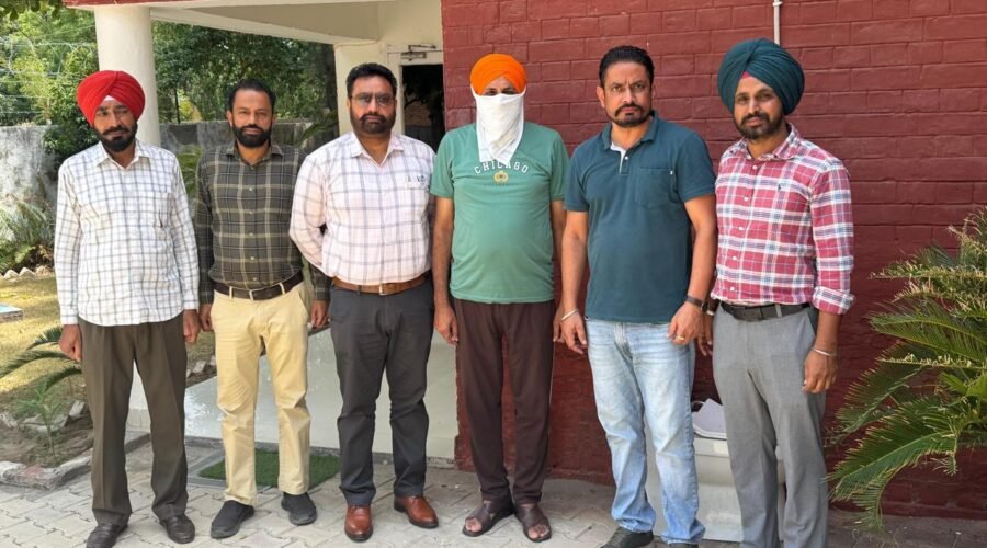 VIGILANCE BUREAU NABS ASI RED HANDED ACCEPTING BRIBE OF RS. 7 THOUSANDS
