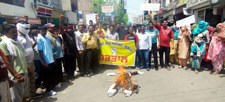 STRIKE CONTINUES, HEAPS OF GARBAGE ROSE FURTHER, SAFAI SEWAKS BURN CM’S EFFIGY