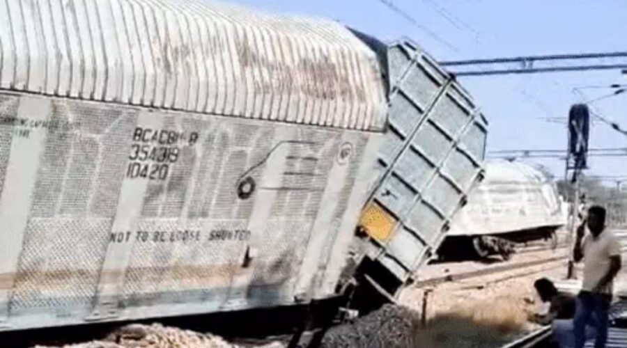 THREE COACHES OF GOODS TRAIN CARRYING NEW CARS DERAIL NEAR RAMPURA PHUL IN BATHINDA