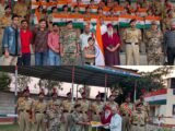 भारत-पाक सीमा पर मनाई शरद पूर्णिमा और भगवान वाल्मीकि जी की जयंती, बीएसएफ जवानों व रिट्रीट के दर्शकों को बांटा बर्फी का प्रसाद