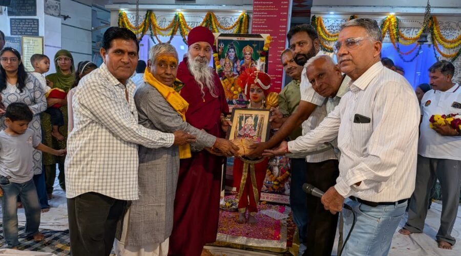 संत जगदीश मुनि को कृपा प्रसाद भेंट किया