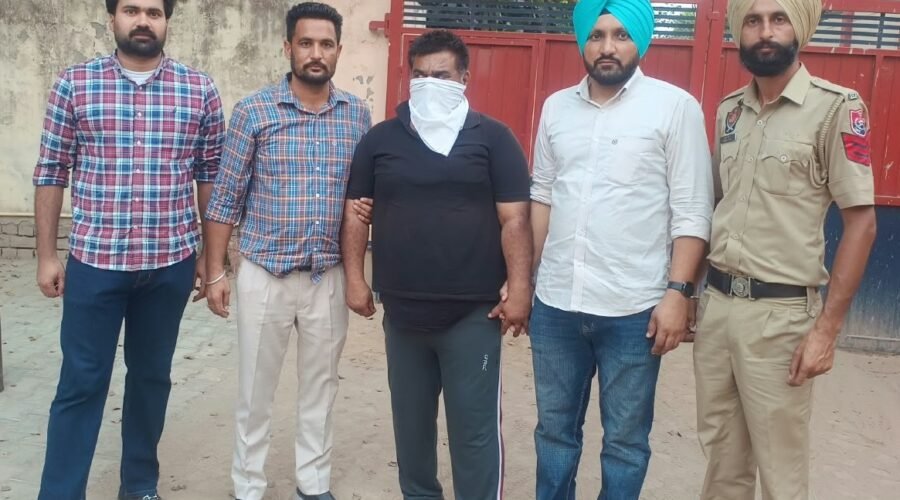 VIGILANCE BUREAU NABS SENIOR SECTION ENGINEER OF NORTHERN RAILWAY RED HANDED ACCEPTING BRIBE OF RS 40 THOUSANDS