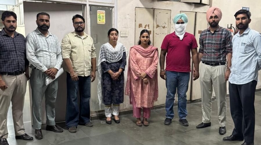 VIGILANCE BUREAU NABS PRIVATE ASSISTANT OF PATWARI RED HANDED ACCEPTING BRIBE OF RS 30 THOUSANDS