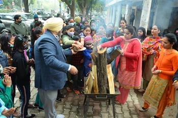 सूंदर मुंदरिये तेरा कौन बेचारा- दुल्ला भठी वाला गाकर मनाई लोहड़ी