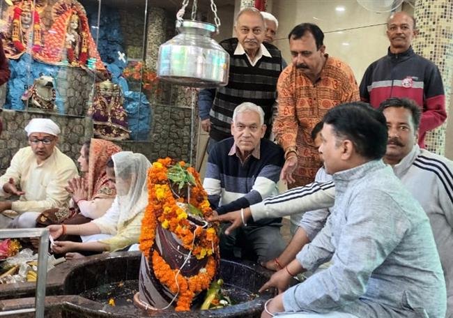 महाशिवरात्रि पर सैक्टर 23-डी में स्थापित शिवलिंग विधिवत भक्तों के दर्शनार्थ खोला