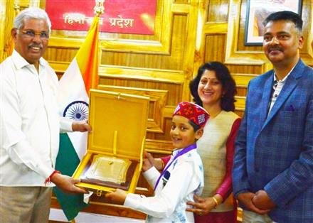 केबीसी प्रतिभागी अरुणोदय ने राज्यपाल से भेंट की