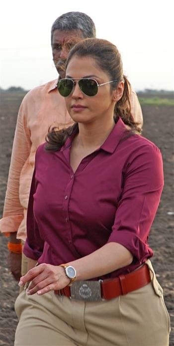 ISHA KOPPIKAR RETURNS IN A COP AVATAR FOR RAM GOPAL VARMA’S DHAHANAM RELEASING ON 14TH APRIL ON MX PLAYER