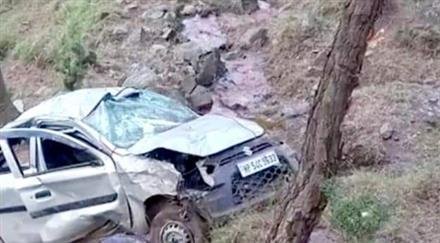 शाहुपर धारकंडी सल्ली में बड़ा सड़क हादसा,खाई में गिरी बेकाबू कार,दो युवकों की मौत,दो घायल