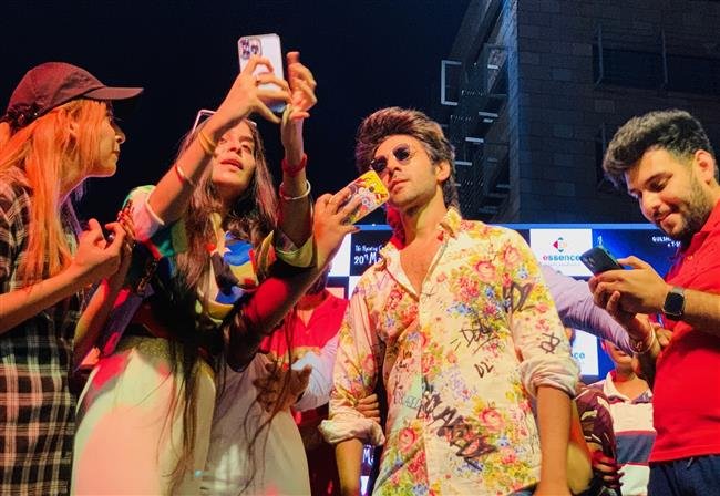 KARTIK AARYAN SURPRISE VISIT TO ELANTE MALL DANCED WITH CROWD