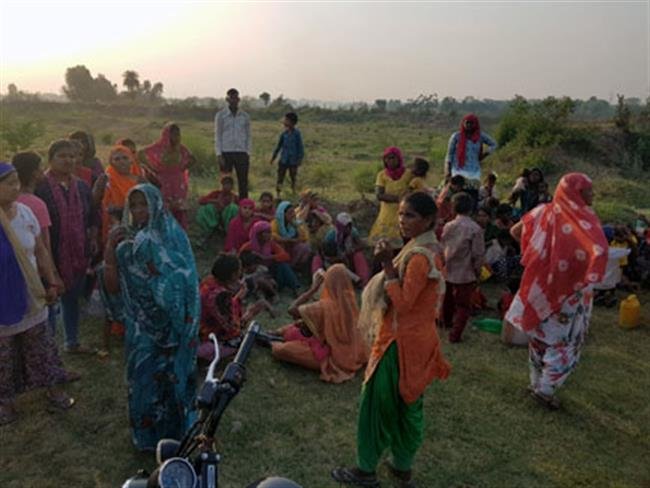 40 झुग्गियों में भयानक आग, एक बच्ची की जिंदा जलने से मौत