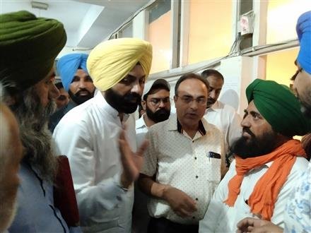 TRANSPORT MINISTER FINDS IRREGULARITIES IN TIMETABLE & PERMITS DURING SURPRISE CHECK AT BATHINDA RTA OFFICE