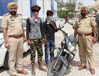 चोरी की मोटरसाइकिल सहित दो गिरफ्तार