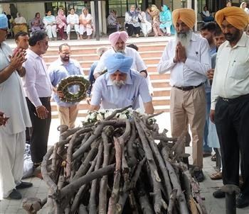 PEOPLE BID TEARFUL ADIEU TO KRISHNA LAL RATTU ON HIS CREMATION