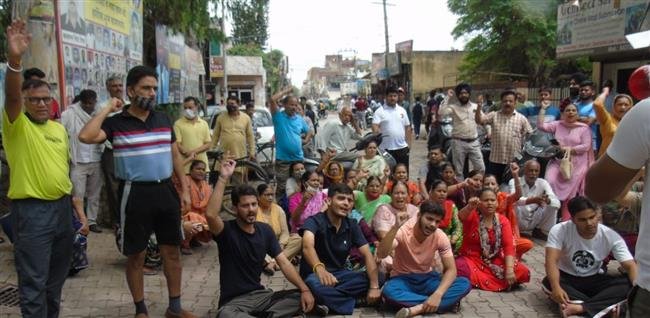 नयां गांव में पानी की समस्या से जूझ रहे लोगों केे सब्र का बांध टूटा, लगाया धरना