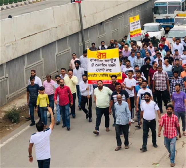 अवैध रेहड़ी फड़ी के विरोध में दुकानदारों का प्रदर्शन