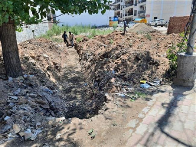 बिना पार्किंग छोड़े बनाए जा रहे थे शोरूम, शिकायत के बाद करवाए बंद