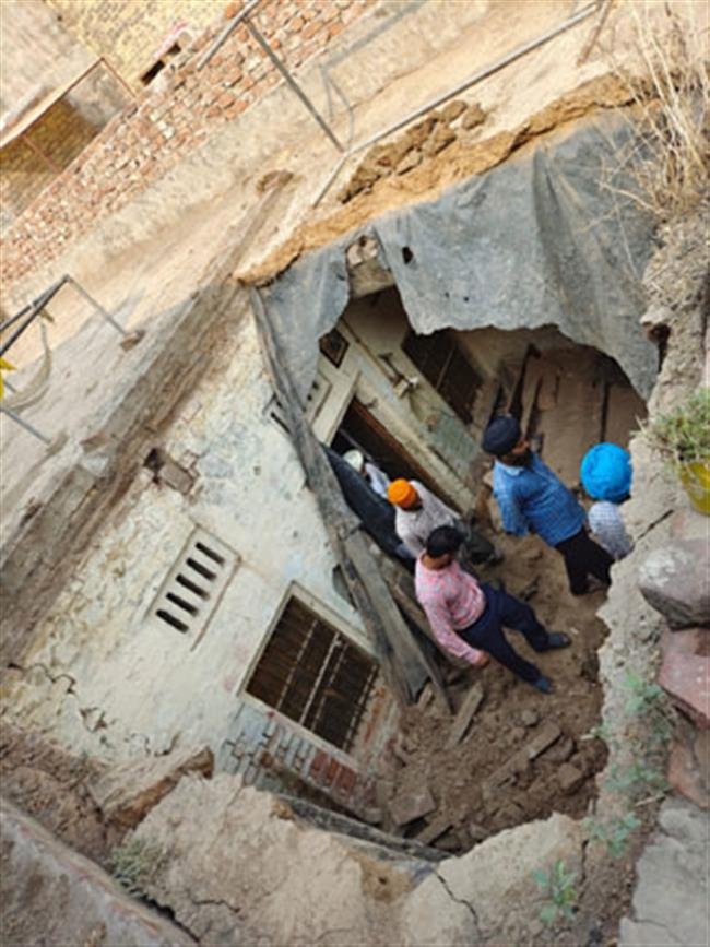 कच्चे घर की छत गिरी, मालिक मलबे के नीचे दबकर हुआ जख्मी