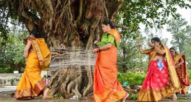 सुहागिन महिलाओं के अखंड सौभाग्य का व्रत है – वट सावित्री पूजन