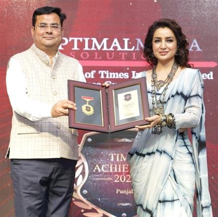 DR. ANSHU KATARIA, CHAIRMAN, ARYANS GROUP GETS TIMES ACHIEVERS AWARD