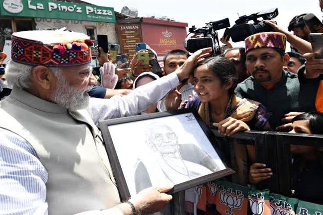 PM MODI STOPPED HIS CAR TO ACCEPT THE PAINTING OF MOTHER FROM A GIRL IN SHIMLA