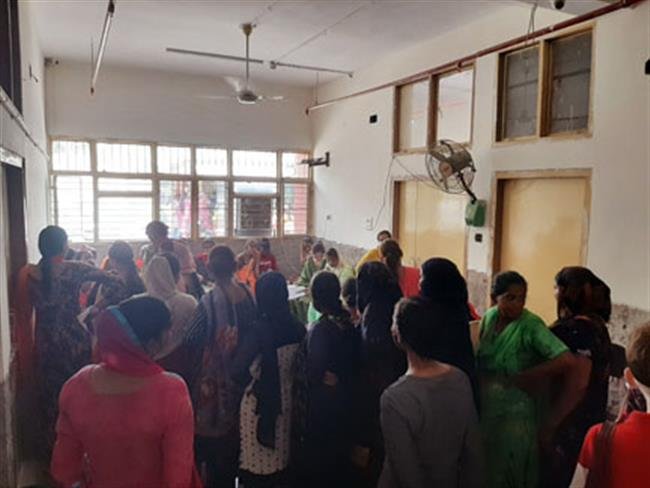 इलाज को लिए अस्पताल में घंटों इंतजार, डाक्टर ड्यूटी से रहते हैं गैरहाजिर