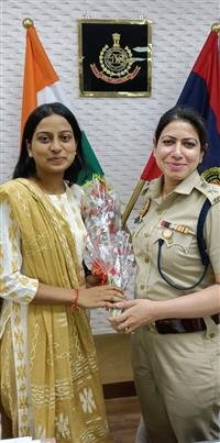 DCP FELICITATED WARD OF DELHI POLICE PERSONNEL FOR QUALIFYING CIVIL SERVICES EXAM
