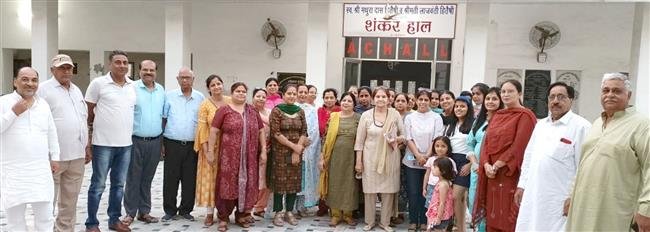 ARORVANSHI WOMEN PAY RESPECTS AT THE MEMORIAL