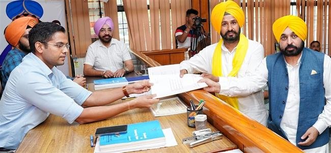 AAP CANDIDATE GURMAIL SINGH FILES NOMINATION FOR SANGRUR BYPOLL IN PRESENCE OF CM MANN
