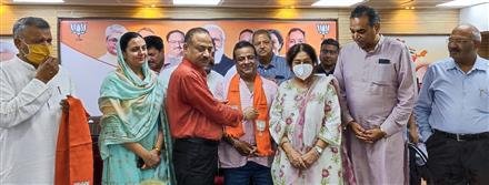 कांग्रेस के प्रदेश सचिव व अन्य कांग्रेस नेताओं सहित सैकड़ों ने थामा भाजपा का दामन