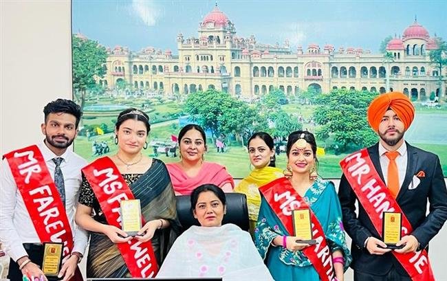 दिव्यांगना मिस व वैभव मिस्टर फेयरवेल बने तो करणदीप को मिस्टर हैंडसम और आशिया को मिला मिस चार्मिंग