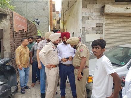 DERABASSI DAYLIGHT ROBBERY:  FOUR ARMED MEN LOOTED ONE CRORE FROM OFFICE OF PROPERTY DEALER, ONE INJURED REFERRED TO PGIMR