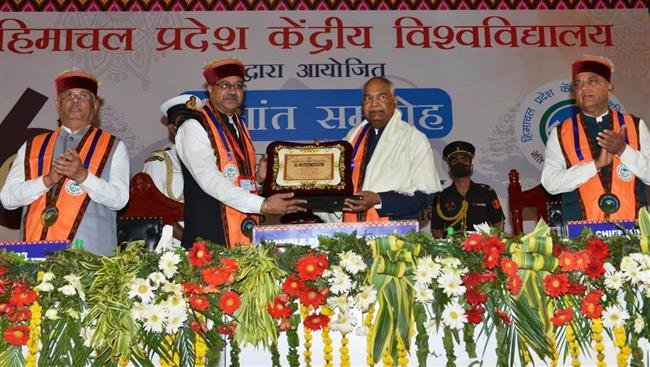 RASHTRAPATI PRESENTS GOLD MEDALS TO MERITORIOUS STUDENTS OF CENTRAL UNIVERSITY