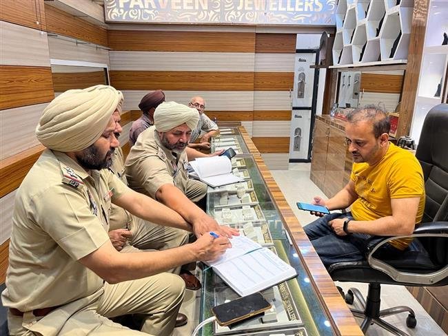 ज्वैलर से गन प्वाइंट पर करोड़ों की लूट