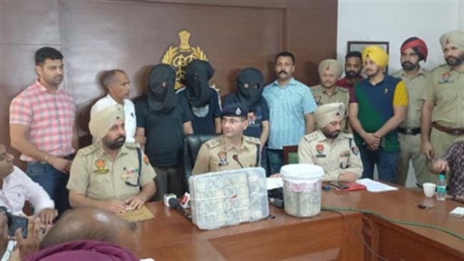 करोड़ रुपये लूटने वाले गिरोह के तीन सदस्य गिरफ्तार, 68 लाख बरामद