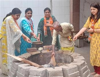 भाजपा महिला मोर्चा ने प्रधानमंत्री मोदी की माता का 100वां जन्म दिवस मनाया