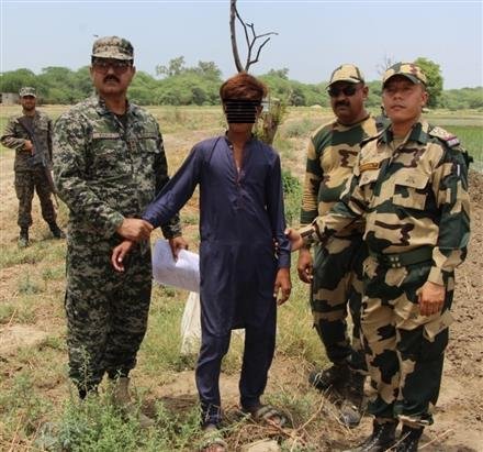 GOOD GESTURE:  BSF HANDS OVER ONE PAKISTANI NATIONAL TO PAK RANGER IN FEROZEPORE  SECTOR