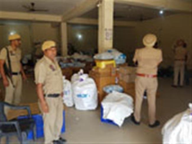 फ्लिपकार्ट के गोदाम से 6 लाख लूटकर फरार