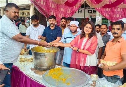 सफाई कर्मचारी यूनियन ने छबील और प्रसाद का लगाया भंडारा