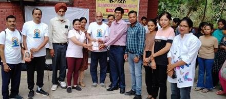 योग दिवस के अवसर पर छात्रों को बताया योग का महत्व