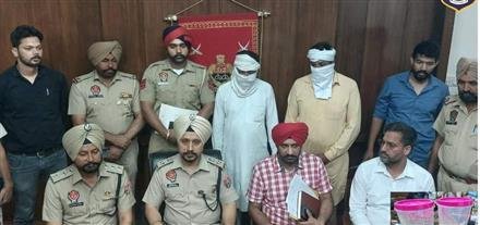 हथियारी लाइसेंस के लिए झूठी कहानी घड़ने वाला व्यक्ति दो साथियों सहित गिरफ्तार