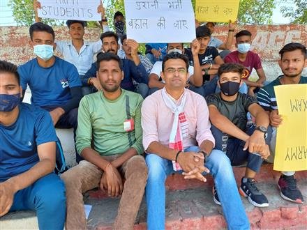 देहरा में अग्निपथ योजना के खिलाफ युवाओं का विरोध प्रदर्शन